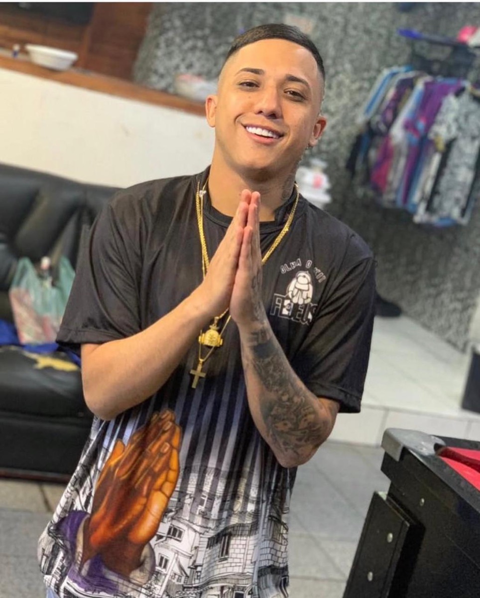 Cliente vestindo o kit