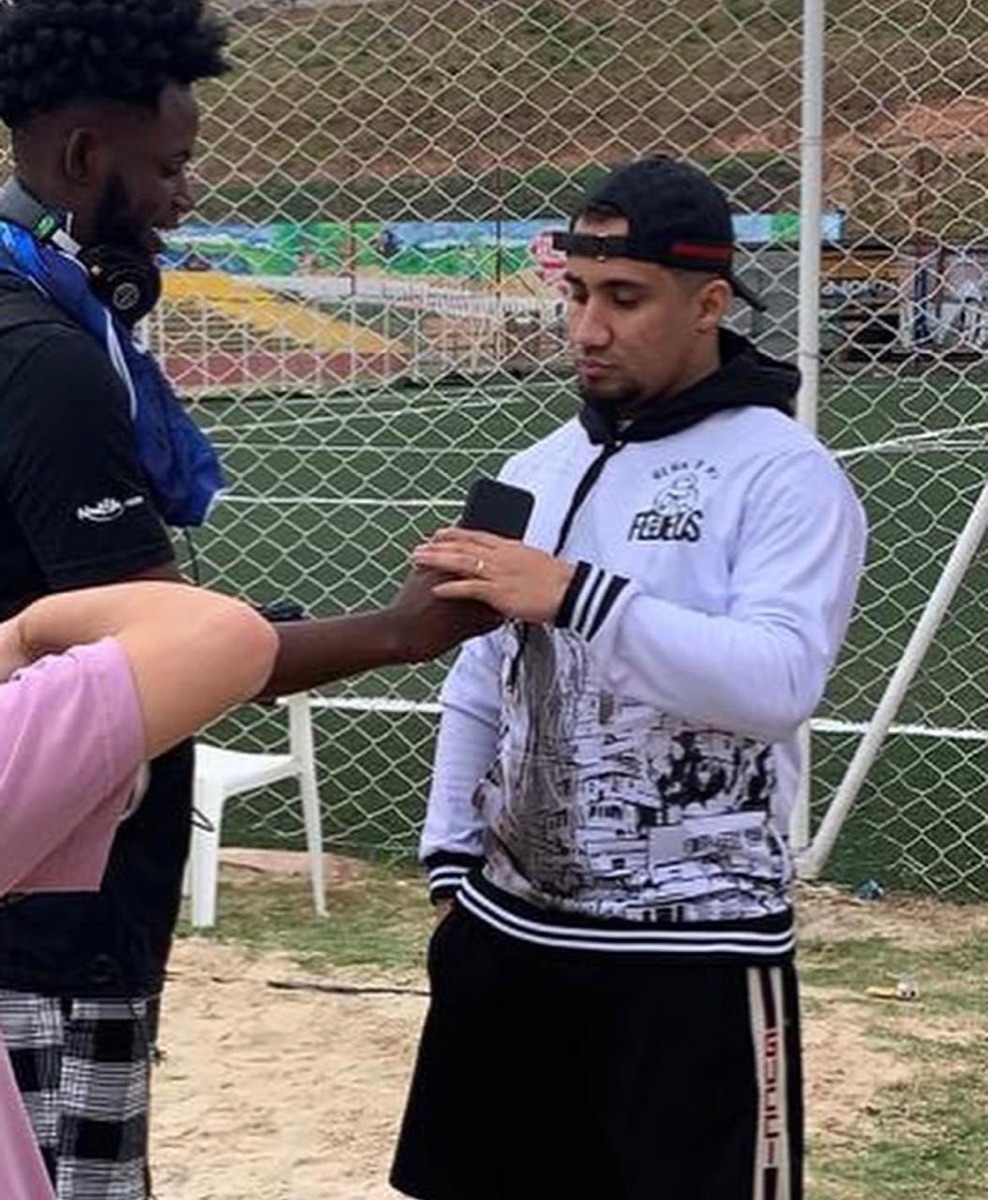 Cliente vestindo o kit
