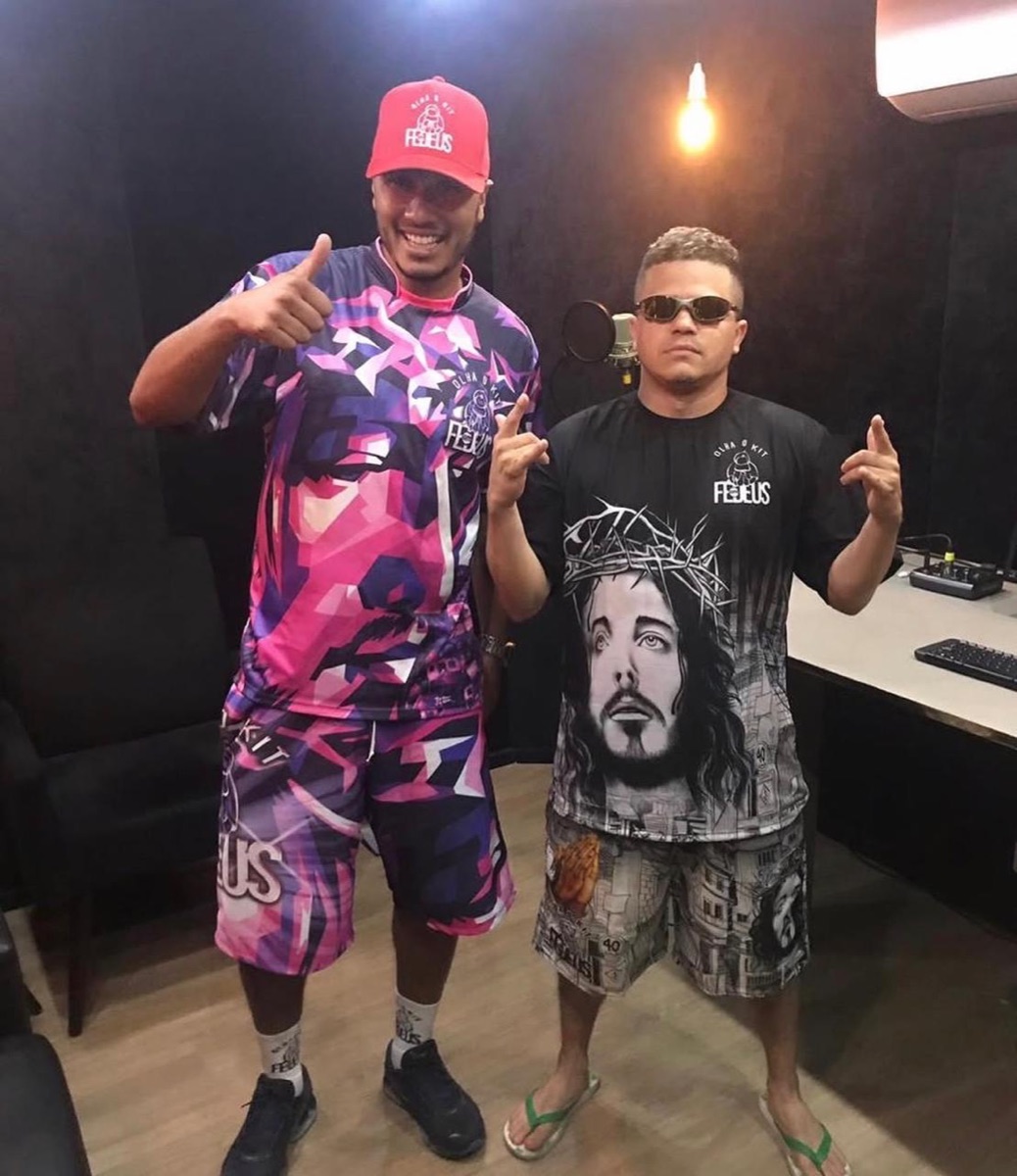 Cliente vestindo o kit