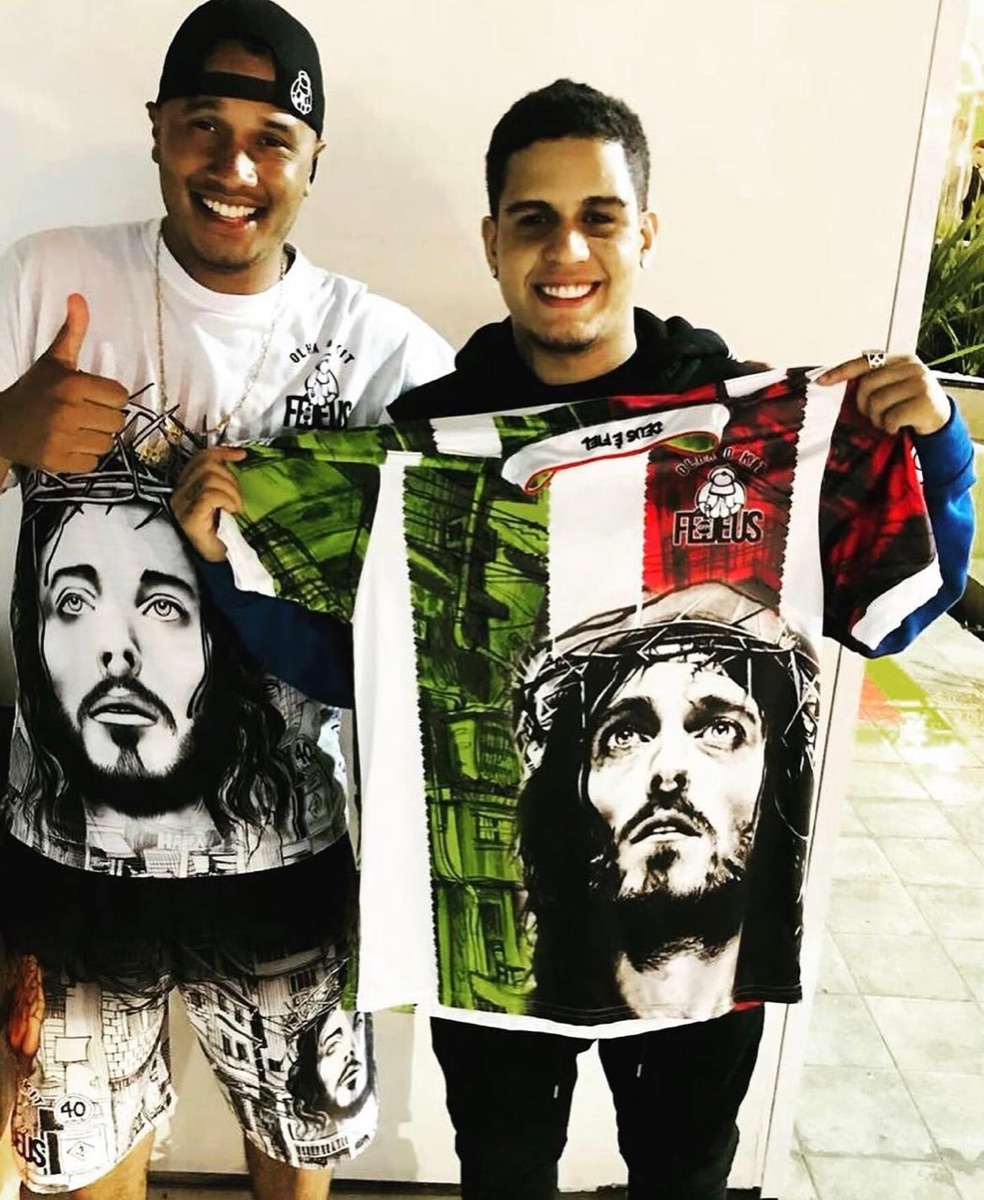 Cliente vestindo o kit